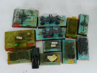 DINKY TOYS : 
Ensemble de 7 véhicules militaires...