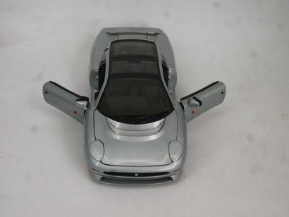 Lot comprenant :
-	 1 Jaguar XJ-220 en métal,...