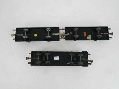 Lot including:
- 2 1st class passenger cars,...