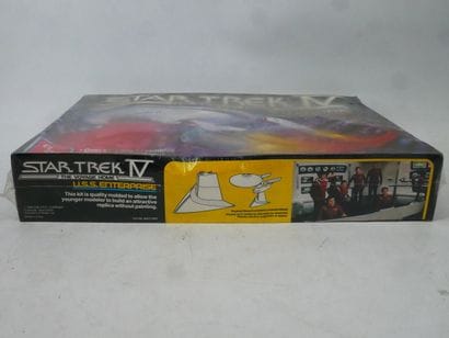 STAR TREK 
Lot including: 
- USS ENTERPRISE...