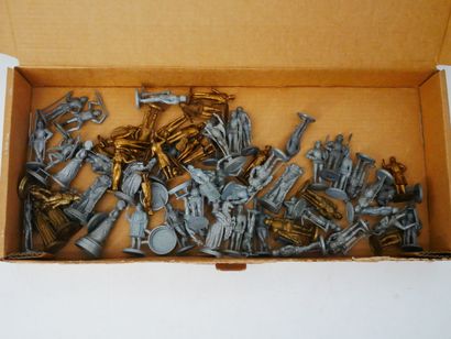 STARLUX:
Lot of 23 plastic figurines illustrating...