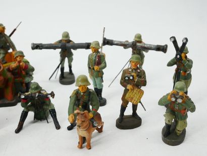 ELASTOLIN (Germany) : 
Set of 16 figures...
