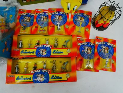 WALT DISNEY 
Lot including:
- 1 Titi and...
