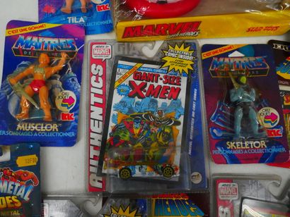 MARVEL COMICS 
Set includes: 
- 1 large plastic...