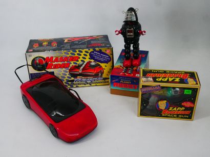 Lot including:
- 1 ZAPP BRANNIGAN SPACE GUN,...
