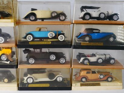 SOLIDO 
Lot de 37 voitures en métal peint.
Avec...