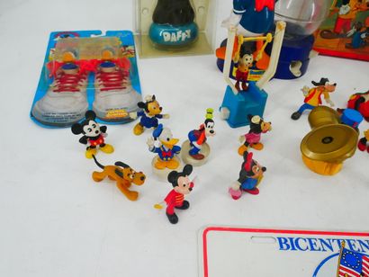 WALT DISNEY 
Lot including : 
- 1 set of...