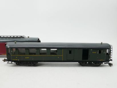 Painted metal lot, including:
- 2 SNCF side-door...