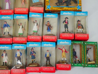 STARLUX:
Lot of 23 plastic figurines illustrating...