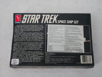 STAR TREK 
Lot including: 
- USS ENTERPRISE...