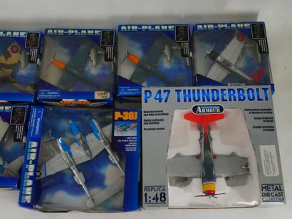 Lot comprenant : 
-	 6 avions en métal peint...