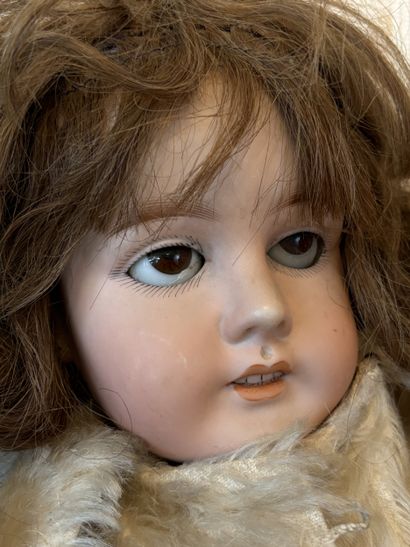 DEP
Poupée à tête porcelaine, bouche ouverte,...