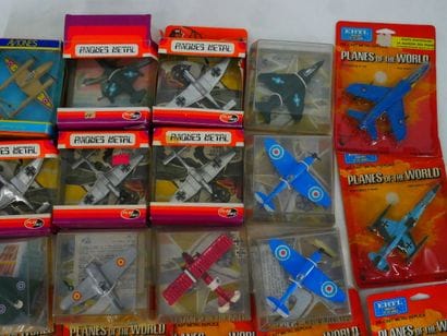 AVIONES METAL ERTL : 
Lot de 22 avions militaires...