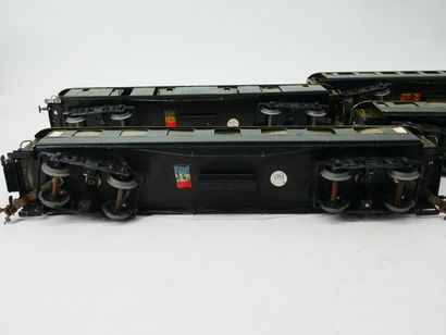 Painted metal lot, including:
- 3 passenger...