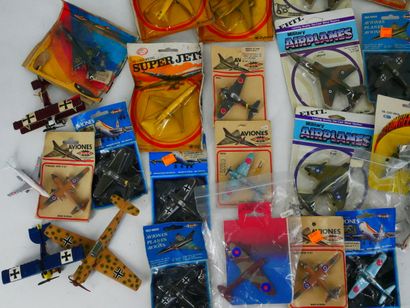 PUNCH, DYNA-FLITES, … :
Lot de 57 avions...