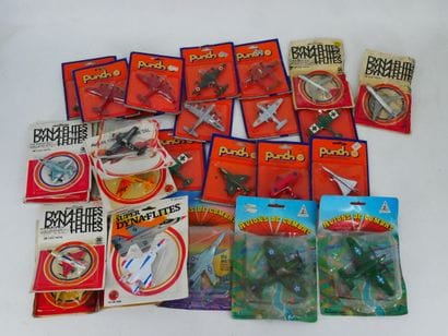PUNCH, DYNA-FLITES, … :
Lot de 57 avions...