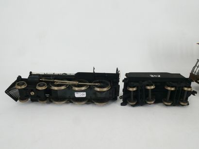Lot including :
- 1 locomotive and its tender...