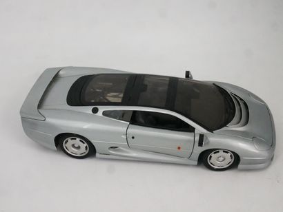 Lot comprenant :
-	 1 Jaguar XJ-220 en métal,...