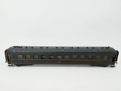 Painted metal lot, including:
- 3 passenger...