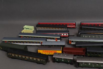 Set of mismatched HO wagons (accidents)