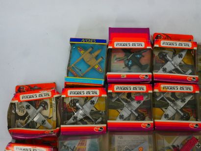 AVIONES METAL ERTL : 
Lot de 22 avions militaires...