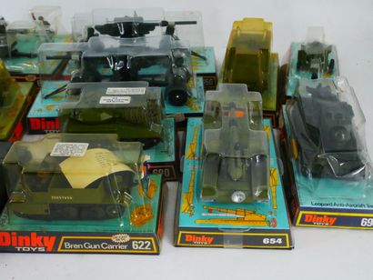 DINKY TOYS : 
Ensemble de 7 véhicules militaires...