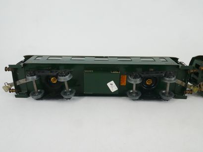 Lot including:
- 2 1st class passenger cars,...