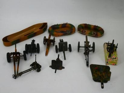 Lot comprenant 9 canons en fer et tôle lithographiée...