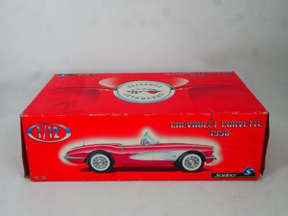 Lot comprenant :
-	 1 Jaguar XJ-220 en métal,...