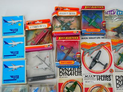 Lot de 32 avions civils et militaires en...