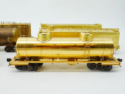 Unpainted metal lot, including:
- 1 freight...