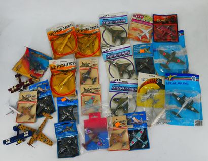 PUNCH, DYNA-FLITES, … :
Lot de 57 avions...