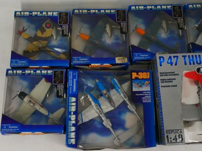 Lot comprenant : 
-	 6 avions en métal peint...