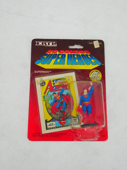 SUPERMAN 
Lot including:
- 1 bakelite alarm...