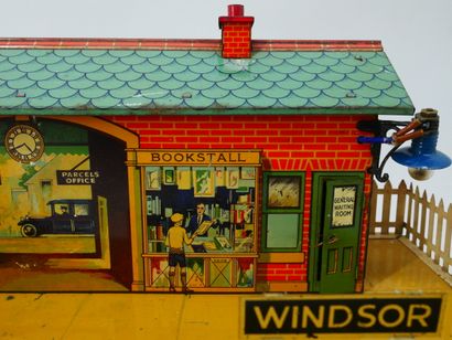 HORNBY :
Set includes:
- A Windsor station...