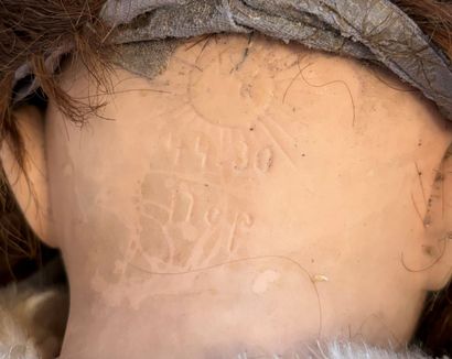 DEP
Poupée à tête porcelaine, bouche ouverte,...