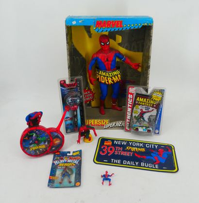 SPIDERMAN 
Lot including: 
- 1 large Spiderman...