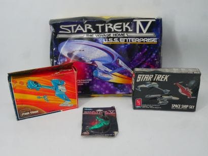 STAR TREK : 
Lot including: 
- STAR TREK...