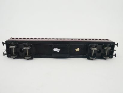 Painted metal and wood set (O gauge), including:
-...