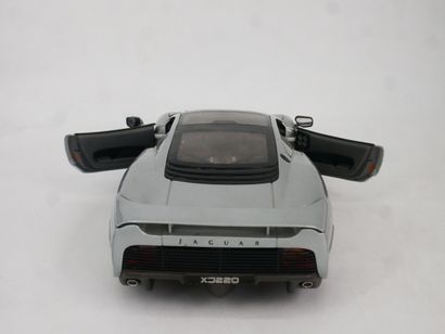 Lot comprenant :
-	 1 Jaguar XJ-220 en métal,...