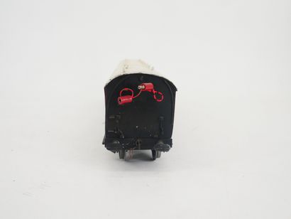 Painted metal and wood set (O gauge), including:
-...