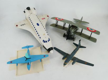 Lot de maquettes d’avions en plastique, bois...