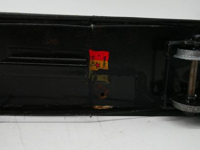 Painted metal lot, including:
- 3 passenger...