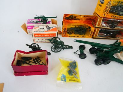 Lot de canons, comprenant :
-	 2 canons CRESCENT...