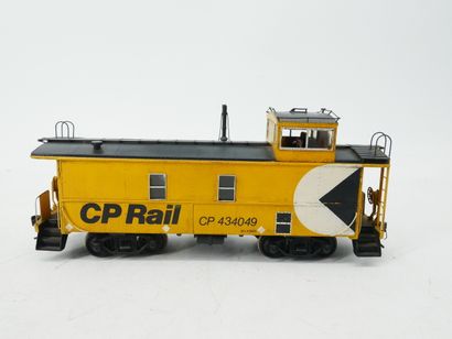 Painted metal set, including:
- 1 Grand Trunk...