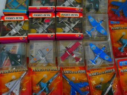 AVIONES METAL ERTL : 
Lot de 22 avions militaires...