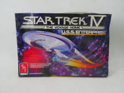 STAR TREK 
Lot including: 
- USS ENTERPRISE...