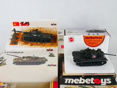 Lot comprenant :
-	 1 char Tigre en métal...