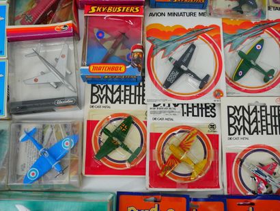 Lot de 32 avions civils et militaires en...