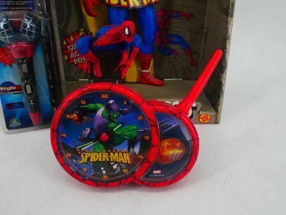 SPIDERMAN 
Lot including: 
- 1 large Spiderman...